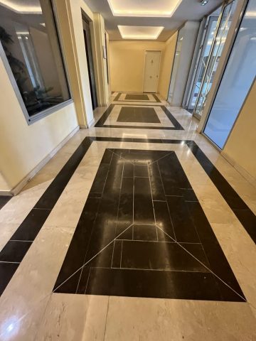 Hall d'entrée d'immeuble satiné