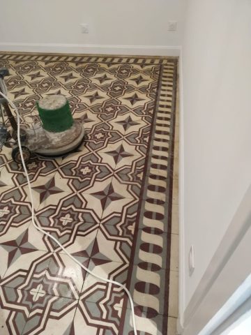 Dallage en ciment peint pendant restauration