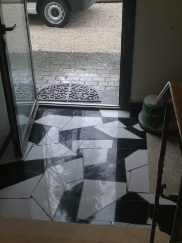 Dallage en opus cristallisé, blanc de Carrare absolu et noir Petit Granit Belge absolu