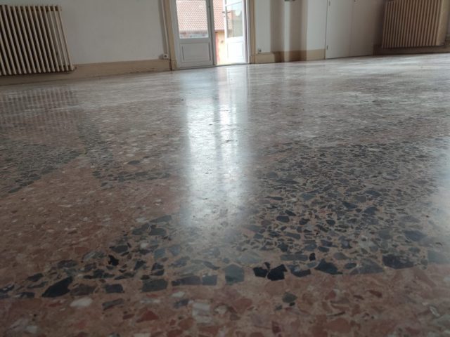 Mosaïque de marbre pendant travaux